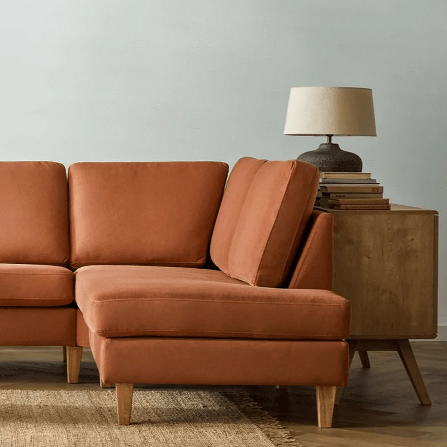 Sofa w rdzawej tkaninie